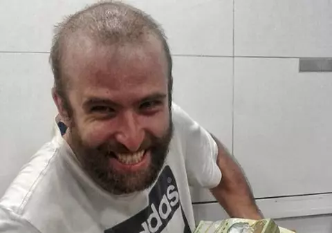 Un român “s-a trezit bogat peste noapte” în Venezuela. A primit un teanc de bani când a schimbat 150 de dolari | FOTO