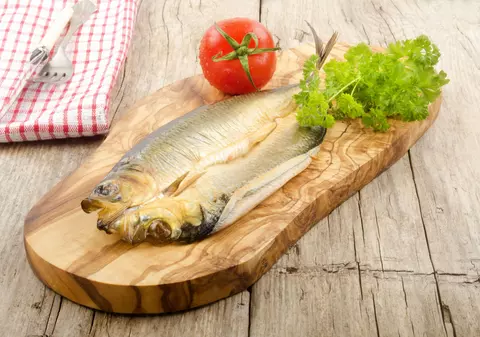 Scrumbia de Dunăre afumată a luat-o înaintea cârnaților de Pleșcoi