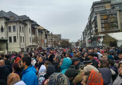 Peste 30.000 de oameni s-au închinat la racla cu moaştele Sfintei Parascheva în primele două zile ale pelerinajului