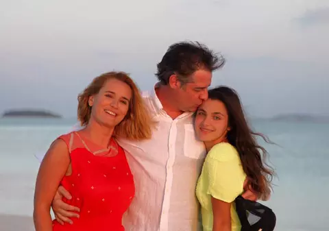 Soacra Andreei Esca este o femeie elegantă și frumoasă. Cu ea seamănă fiica știristei