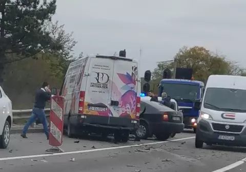 Accident pe centura de nord a Capitalei. O dubă s-a ”înfipt” într-un autoturism
