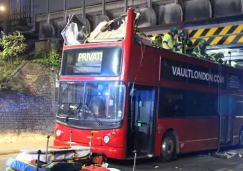 Accident cu zeci de răniți la Londra, după ce un autobuz supraetajat a intrat într-un pod