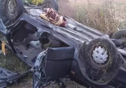 Mașină răsturnată în șanț. Șoferul a fost salvat de pompieri