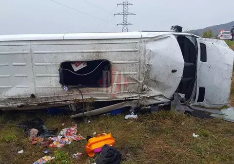 Accident grav de microbuz la granița cu Republica Moldova. Un mort și șase răniți