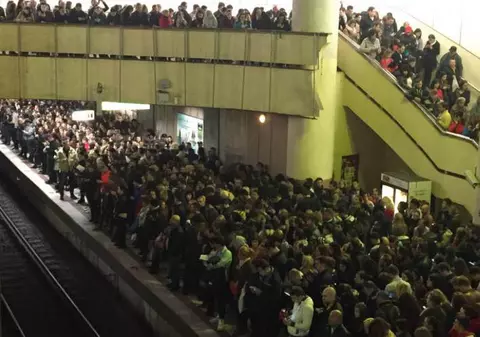 Aglomerație la metrou, după ce trei femei au leșinat, iar circulația a fost oprită. Răspunsul Metrorex