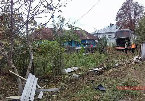 Un autocar cu 53 de pelerini a intrat într-un cap de pod. Șoferul a suferit un accident vascular cerebral