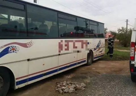 Șofer din Timiș, strivit de autobuzul pe care-l repara. Bărbatul a murit