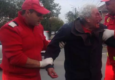 Bătrân bătut în plină stradă, în Timiș. Agresorii au vrut bani pentru băutură