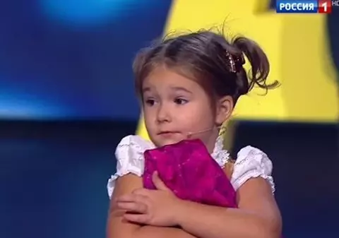 La doar 4 ani, vorbește fluent șapte limbi străine!