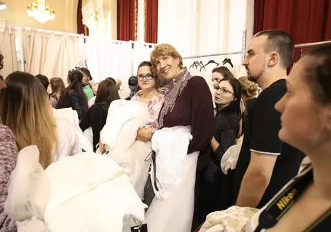 EXCLUSIV / Carmen Bunaciu se pregătește de nuntă. Fosta înotătoare a stat la coadă alături de zeci de viitoare mirese pentru o rochie