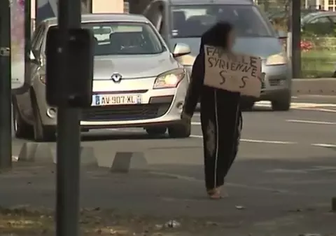 Mai multe cerșetoare românce se dau drept refugiate siriene în Franța. Femeile au învățat chiar și câteva cuvinte în arabă | VIDEO