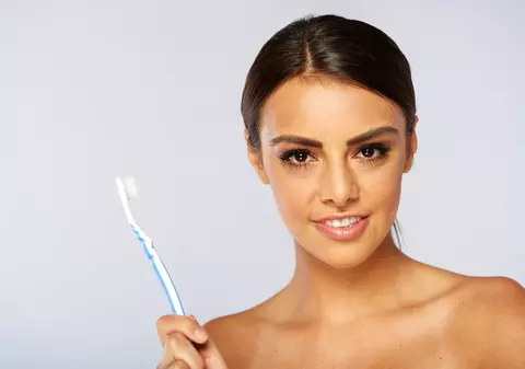 Cum să cureți periuța de dinți. Tehnicile bunicii nu dau greș