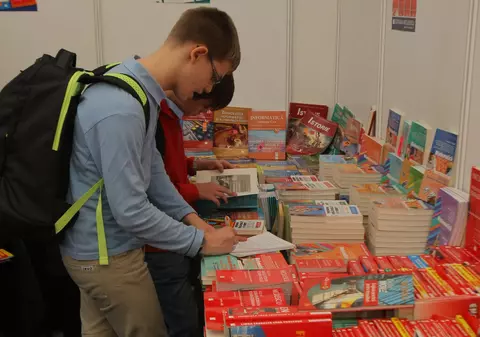 Părinții decid ce auxiliare vor folosi elevii. Ce spune procedura Ministerului Educației