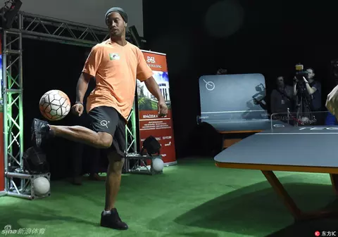 Ronaldinho s-a apucat de baschet / VIDEO