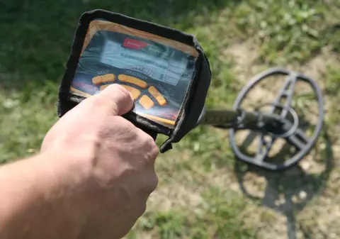 EXCLUSIV / Cernica, un ”El Dorado” al căutătorilor de comori. ”Înarmați” cu detectoare de metale, ei scanează câmpurile în căutare de obiecte prețioase