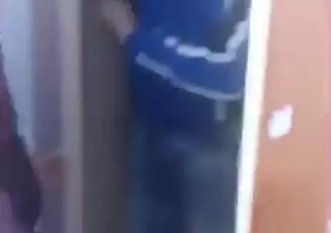 Un elev a fost închis într-un dulap, batjocorit și bătut de colegi. Imagini scandaloase într-o școală din Olt - VIDEO