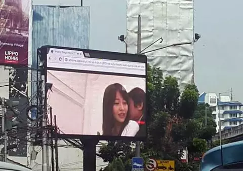 Un film pentru adulți a fost difuzat într-o intersecție din Indonezia, la o oră de vârf