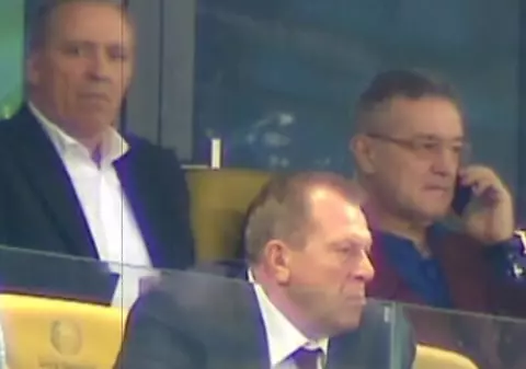 Gigi Becali i-a dat iar ”indicații tactice” lui Reghecampf. Fotografiile care arată cum funcționează comunicarea între lojă și banca tehnică