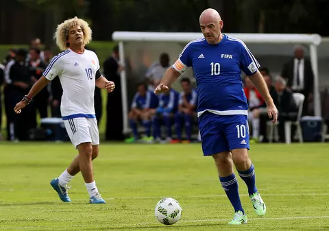 Președintele FIFA a jucat un meci demonstrativ cu legendele fotbalului din Columbia