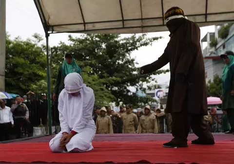 O femeie a fost bicuită de 23 de ori pentru că a mers prea aproape de iubitul ei | FOTO