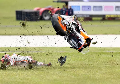Campionul mondial Marc Marquez, cu roțile în sus în Australia! | FOTO