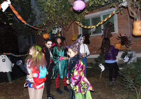 Petrecere de Haloween în fața blocului. Vrăjitoare, zombi și vârcolaci, la Galați