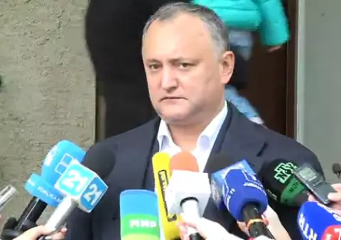 Alegeri prezidențiale în Republica Moldova| Canditatul socialist, Igor Dodon, însoțit de soție și fiul lui