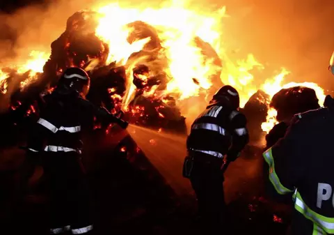 Incendiu în București! Acoperișul unei clădiri este în flăcări! Se intervine cu zece autospeciale