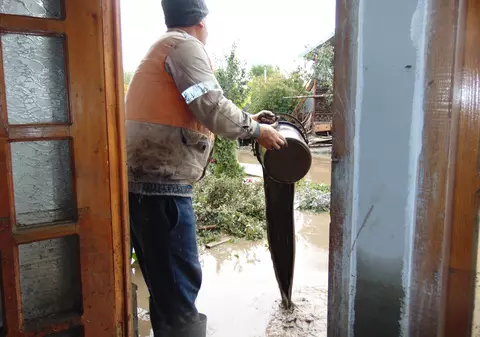 Zeci de familii au rămas pe drumuri în urma inundațiilor din județul Galați