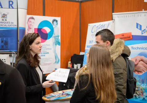 Joburile care sunt acum căutate de tineri. Ce beneficii au ei, dar și companiile care se înghesuie să îi angajeze