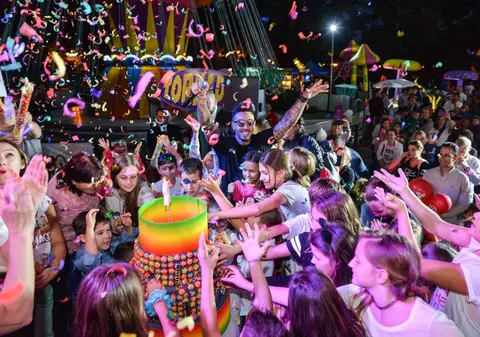 Alex Velea a împărțit tortul cu 300 de acadele la aniversarea unui parc din Capitală