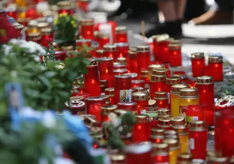 EXCLUSIV / Un an de la Colectiv. Hoții au jefuit troița din fața clubului?