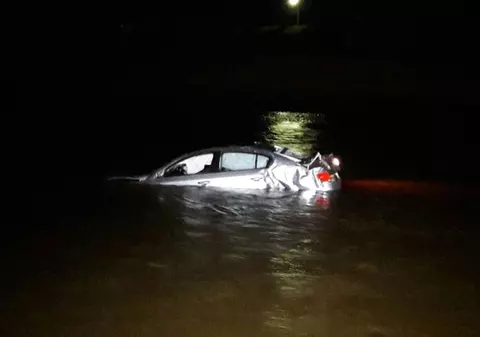 Mașină căzută în Olt. Două tinere s-au urcat pe plafon ca să se salveze