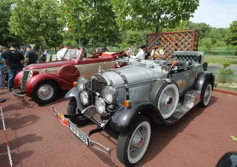 Mașinile de epocă și-au “dezmorțit” roțile într-o plimbare lejeră pe bulevard