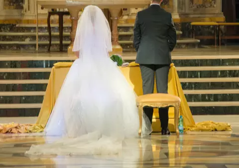 Un milionar a aflat, din întâmplare, că s-a căsătorit cu propria nepoată. Nu vrea să o părăsească, chiar dacă riscă să ajungă la închisoare
