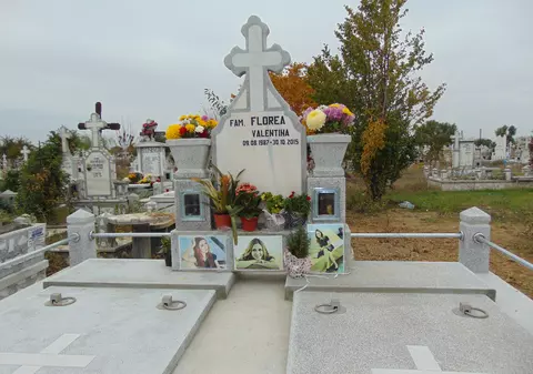 Zâmbetul jucăuș al Tinei, una dintre victimele din Colectiv, răsare din pozele așezate pe mormântul său din Galați