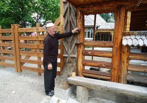 Muzeul din Maramureş unde horinca “izvorăște” la poartă GALERIE FOTO