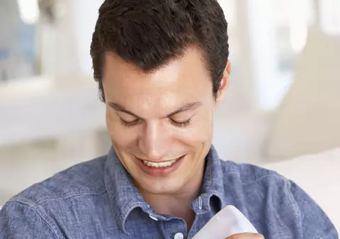 Tata nu e soțul mamei! Cum se stabilește paternitatea copilului născut în afara căsătoriei