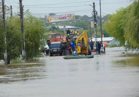 Inundații în județul Galați. Oamenii și-au petrecut noaptea în săli de sport și pe stradă / VIDEO