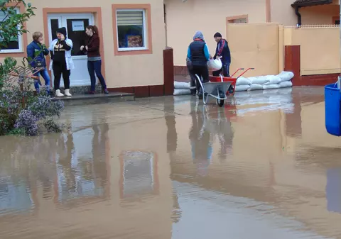 Cod portocaliu de inundații în județul Vrancea. Aproape o mie de oameni au fost măturați de ape