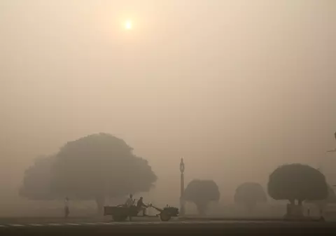 Nivel de poluare alarmant în New Delhi. Populația e sfătuită să rămână în case