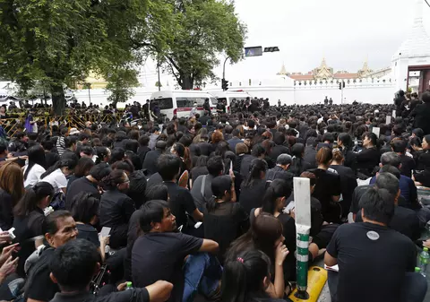 Magazinele din Thailanda au rămas fără haine negre din cauza morții regelui. Guvernul thailandez amenință cu închisoare pe cei care ridică prețurile acestora