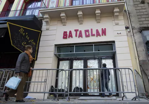 Un an de la atacurile din Paris| Sala de concerte Bataclan are o nouă fațadă și va fi redeschisă