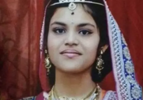 O adolescentă a fost înfometată până la moarte de părinții ei. Copila a trăit timp de 68 de zile doar cu apă