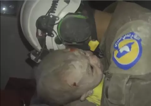 Un salvator din Siria, plânge în hohote după ce reușit să salveze un bebeluș de sub clădirile bombardate