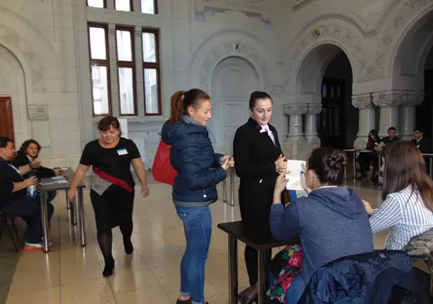 Alegeri prezidențiale în Republica Moldova. Mii de oameni votează la Galați