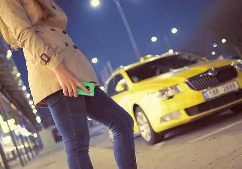 Bancul de sâmbătă: O femeie la vreo 30 de ani se apropie de un taximetrist şi îi spune