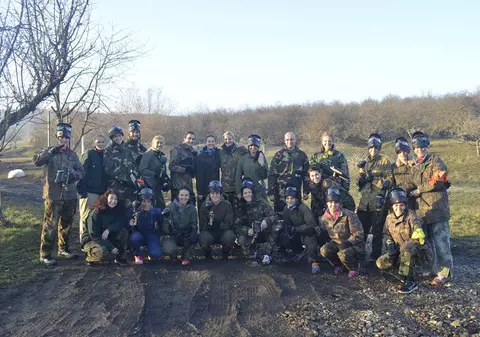 Naționala feminină de handbal a României s-a relaxat la paintball înainte de Trofeul Carpați. Programul competiției | GALERIE FOTO
