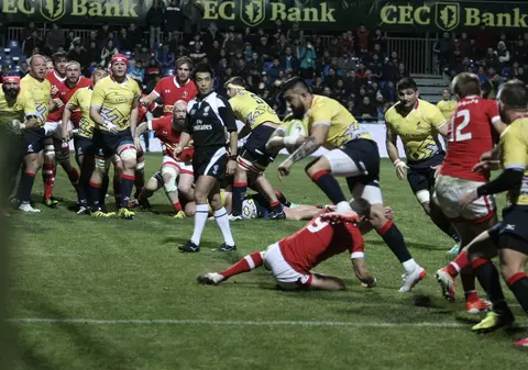 România a învins Canada la rugby. Fanii români au sărbătorit pe teren cu ”stejarii” și cu ”arțarii” | FOTO