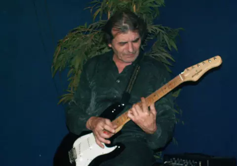 EXCLUSIV / Primul chitarist al trupei Compact, Marian Manoliu a murit!